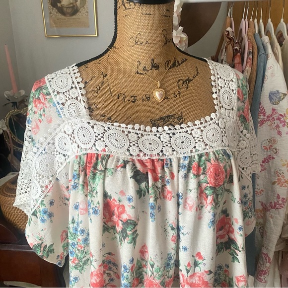 ⭐️3 for $15 or 5 for $25 Item - Shabby-Chic Floral Top With Crochet Detail - Picture 2 of 5
